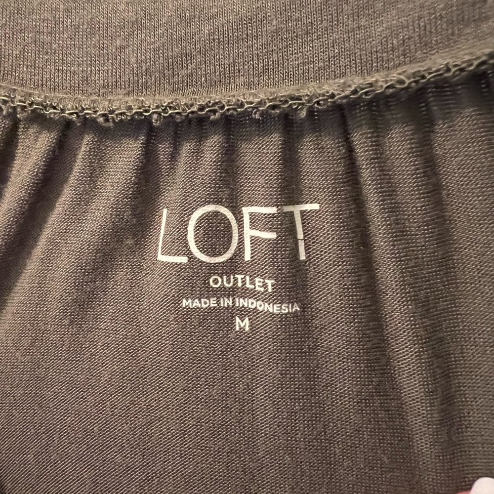 Sleeveless Army Green Flowy Blouse - Picture 2 of 7